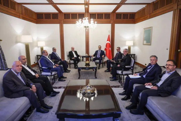 وزير الخارجية التركي هاكان فيدان خلال لقاء مع قيادات من «حماس» يوم الأحد (الخارجية التركية)