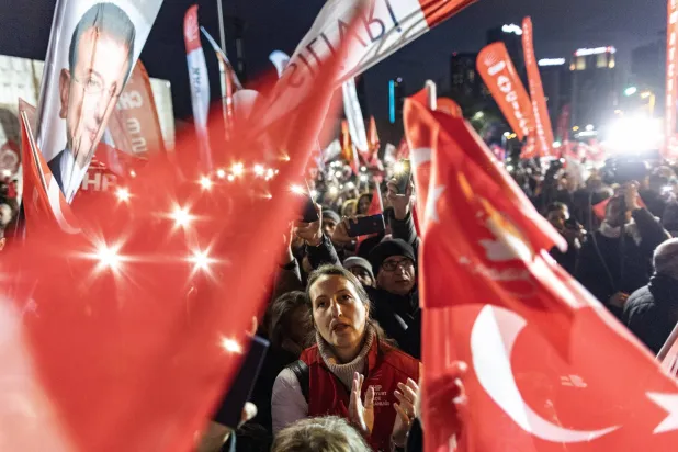 تواصل الاحتجاجات على اعتقال إمام أوغلو في تركيا بعد مرور أكثر من شهر منذ القبض عليه (إ.ب.أ)