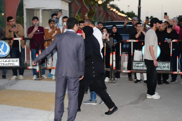 مصورون يقفون خلف الحواجز في عزاء سليمان عيد (الشرق الأوسط)