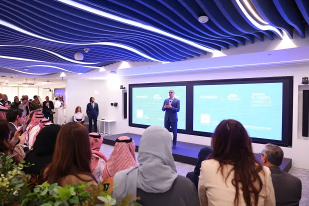 أحمد الشيخ متحدثاً إلى الحضور خلال حفل تدشين المقر الإقليمي (الشرق الأوسط)