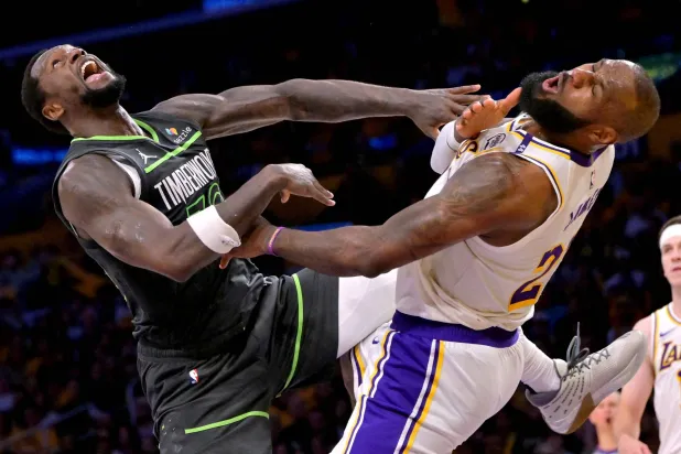 تيمبر وولفز هزم ليكرز بجدارة في مستهل الـ«بلاي أوف»... (رويترز)