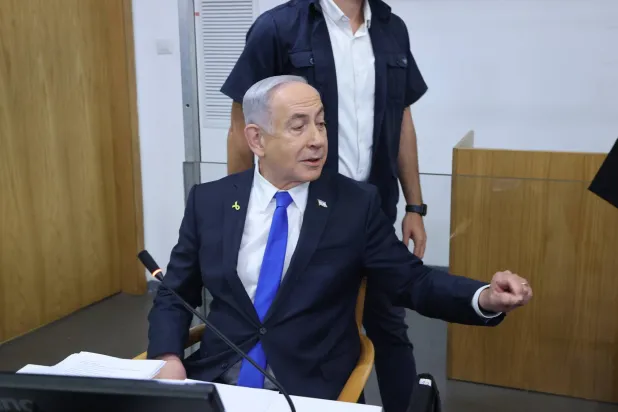رئيس الوزراء الإسرائيلي بنيامين نتنياهو يوم الاثنين خلال محاكمته بتهم فساد في تل أبيب (إ.ب.أ)