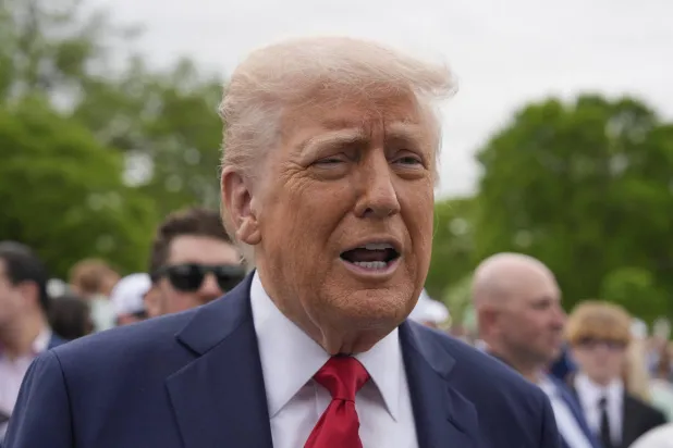 الرئيس الأميركي دونالد ترمب يتحدث إلى الصحافيين خلال احتفال البيت الأبيض بعيد الفصح في الحديقة الجنوبية للبيت الأبيض بواشنطن في 21 أبريل 2025 (أ.ب)