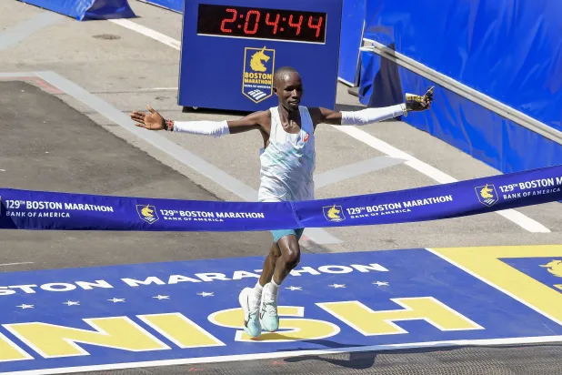 الكيني جون كورير يفوز بماراثون بوسطن (إ.ب.أ)