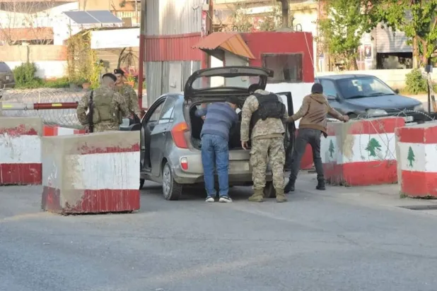 Lübnanlı askerler kontrol noktasında bir aracı ararken (Lübnan Ordusu Rehberlik Müdürlüğü)