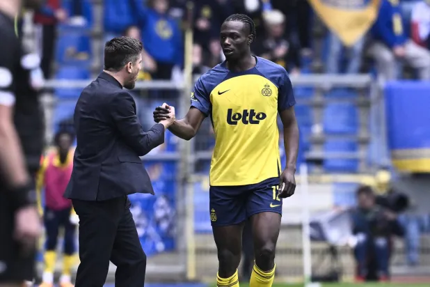 بروميس أكينبيلو (يمين) يحتفل مع مدربه سيباستيان بوكونولي خلال مباراتهم أمام جنك (أ.ف.ب)