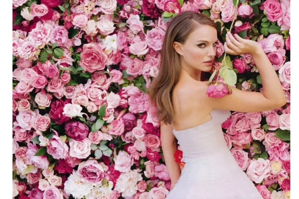 الورد جعله عطاراً (موقع متحف ديور)