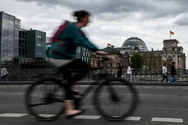 البرلمان الألماني في برلين حيث بات حزب «البديل من أجل ألمانيا» اليميني المتطرف ثاني أكبر كتلة فيه بعد انتخابات فبراير الماضي (إ.ب.أ)