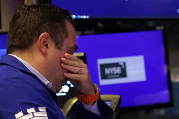 New York Borsası'nda bir yatırımcı (Reuters)