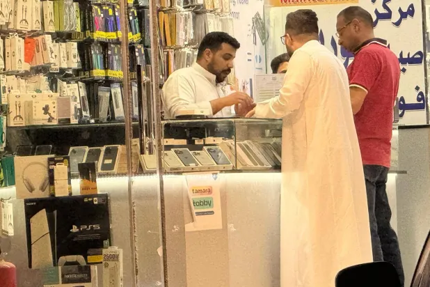 توافد عملاء إلى أحد متاجر الهواتف الذكية في الرياض (الشرق الأوسط)