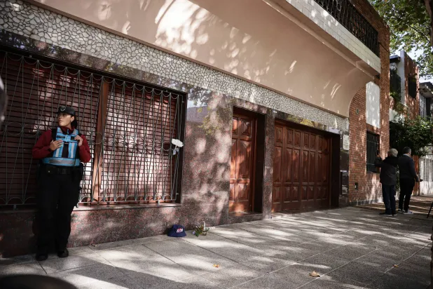 الزهور خارج المنزل الذي وُلد فيه البابا فرنسيس في حيّ فلوريس ببوينس آيرس (أ.ف.ب)