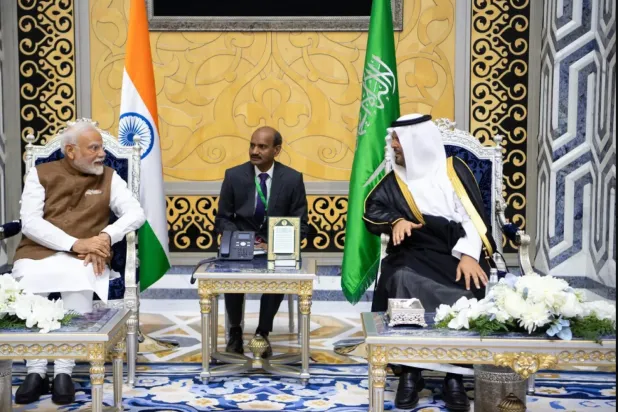 Mekke Vali Yardımcısı Prens Suud bin Mişal bin Abdulaziz, Hindistan Başbakanı Narendra Modi’yi kabul etti. (SPA)