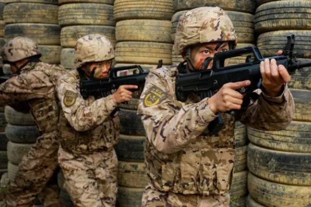 جنود من «فرقة التدخل السريع - SWAT» خلال تدريب قتالي على مكافحة الإرهاب بمدينة هيتشي الصينية يوم 15 يناير 2025 (غيتي)