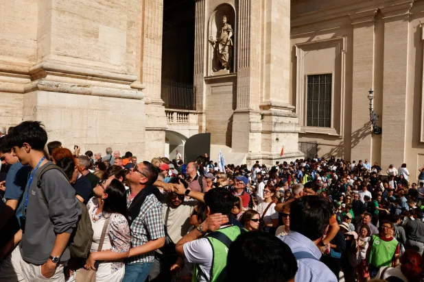 تجمُّع المواطنين بساحة القديس بطرس في الفاتيكان بعد وفاة البابا فرنسيس (رويترز)