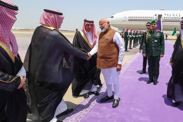 رئيس وزراء الهند في أثناء وصوله إلى مدينة جدة (إكس)