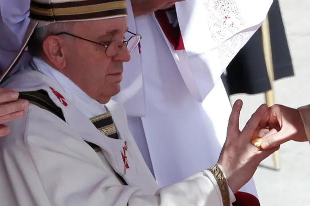 خاتم الصياد عند وضعه في إصبع البابا فرنسيس بالفاتيكان عام 2013 (رويترز)