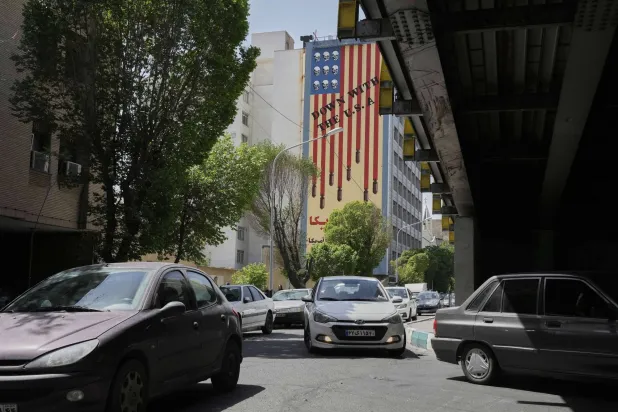 جدارية مناهضة للولايات المتحدة في وسط طهران... 13 أبريل الحالي (أ.ب)