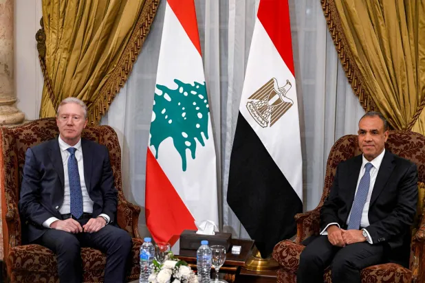 وزير الخارجية المصري بدر عبد العاطي ونظيره اللبناني يوسف رجي في القاهرة (أ.ف.ب)