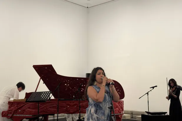 عمل الفنانة السعودية تارا الدغيثر استند إلى أساطير سومرية (الشرق الأوسط)