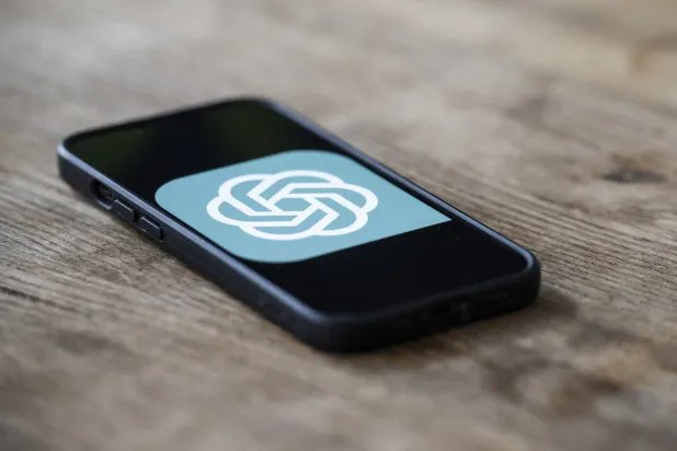 شعار تطبيق «تشات جي بي تي» يظهر على شاشة هاتف جوال (د.ب.أ)