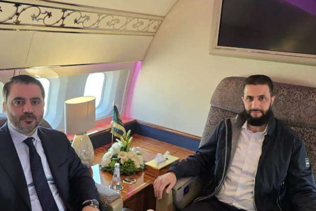 الرئيس السوري أحمد الشرع (يمين) ووزير خارجيته أسعد الشيباني في إحدى رحلاتهما الخارجية (الرئاسة السورية)