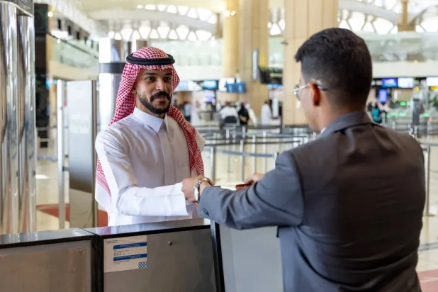 إنهاء إجراءات أحد المسافرين بـ«مطار الملك خالد الدولي» في الرياض (الشرق الأوسط)