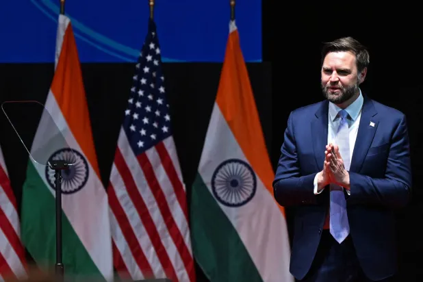 نائب الرئيس الأميركي جيه دي فانس يلقي كلمة في مركز راجستان الدولي في جايبور بالهند اليوم (رويترز)