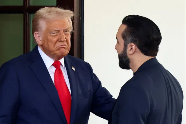 الرئيس دونالد ترمب مرحباً بالرئيس السلفادوري نجيب بوكيلي في البيت الأبيض (رويترز)