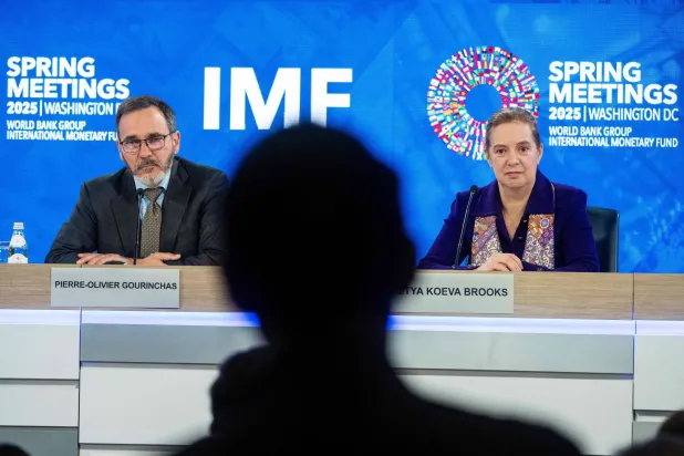 بيير أوليفييه غورينشاس وبتيا كويفا بروكس من صندوق النقد الدولي يجيبان عن الأسئلة حول «آفاق الاقتصاد العالمي» في واشنطن (أ.ف.ب)