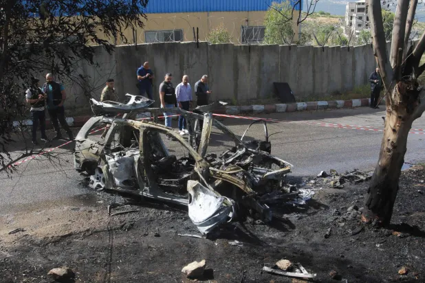 قوات الأمن اللبنانية تتفقد موقع غارة جوية إسرائيلية بالقرب من بلدة الدامور الساحلية 22 أبريل 2025 والتي ورد أنها قتلت قائداً عسكرياً في «الجماعة الإسلامية» المتحالفة مع «حماس» (أ.ف.ب)