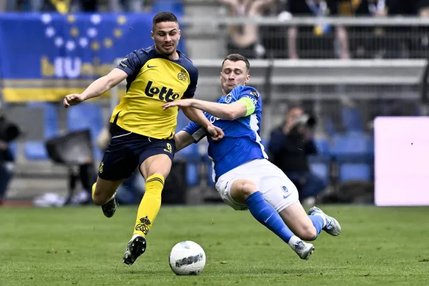 مباراة يونيون وجينك شهدت واقعة مثيرة للجدل (أ.ف.ب)