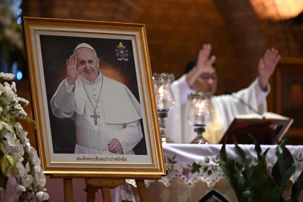 صورة للبابا فرانسيس في كنيسة سانت لويس الكاثوليكية في بانكوك (أ.ف.ب)