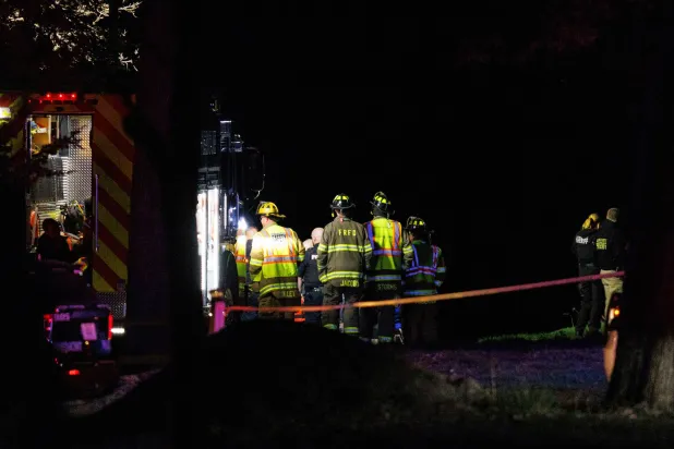 عناصر من طواقم الطوارئ يعملون بعد تحطم طائرة في فريمونت بنبراسكا (أ.ب)