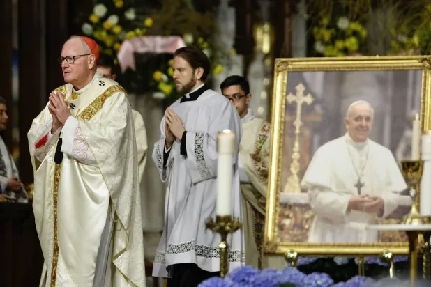 الكاردينال تيموثي دولان (يسار) رئيس أساقفة نيويورك يصل إلى قداس خاص للبابا الراحل فرنسيس في كاتدرائية القديس باتريك في مدينة نيويورك (أ.ف.ب)