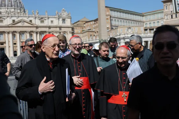 كرادلة في ساحة القديس بطرس في الفاتيكان بعد وفاة البابا فرنسيس 22 أبريل 2025 (رويترز)