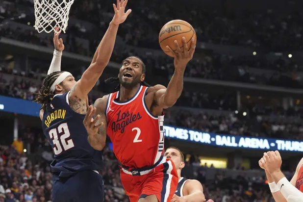 نجم كليبرز المخضرم كاواي ليونارد (بالأحمر) تألق في مواجهة الناغتس (أ.ب)