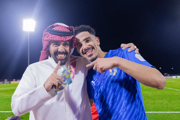 مشاري المطيري رئيس نادي نيوم يحتفل عقب المباراة (نادي نيوم)