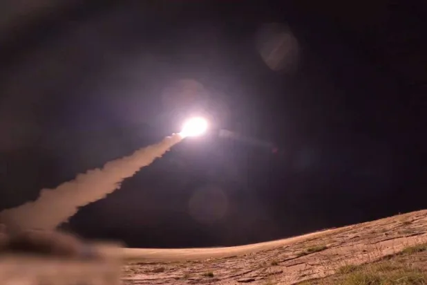 صورة لما تقول عنه جماعة «الحوثي» اليمنية إنه إطلاق لصاروخ فرط صوتي من طراز «فلسطين 2» باتجاه إسرائيل (أرشيفية - جماعة «الحوثي» عبر «تلغرام»)