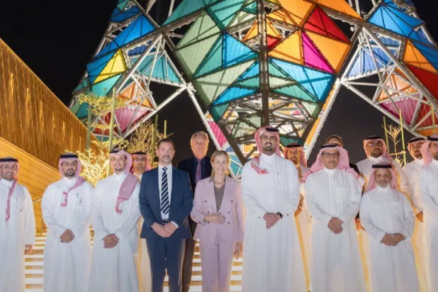 من زيارة الأمير فيصل بن عبد العزيز بن عياف أمين الرياض‬⁩ عضو مجلس إدارة مؤسسة ⁧المسار الرياضي (الشرق الأوسط)