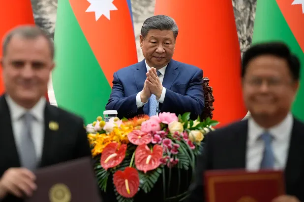 الرئيس الصيني يصفق خلال حفل توقيع مع نظيره الأذربيجاني إلهام علييف في قاعة الشعب الكبرى (أ.ب)