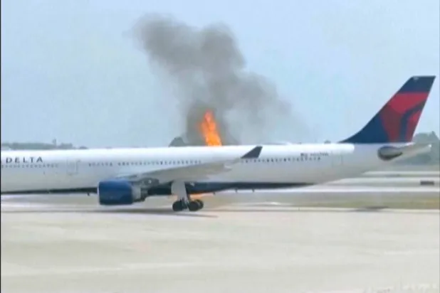 اندلعت النيران بطائرة تابعة لشركة دلتا للطيران الاثنين 21 أبريل 2025 بمطار أورلاندو الدولي بولاية فلوريدا (أ.ب)