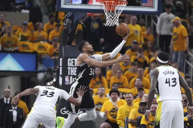 فرض أنتيتوكونمبو نفسه مرة أخرى أفضل مسجل في المباراة برصيد 34 نقطة (أ.ب)