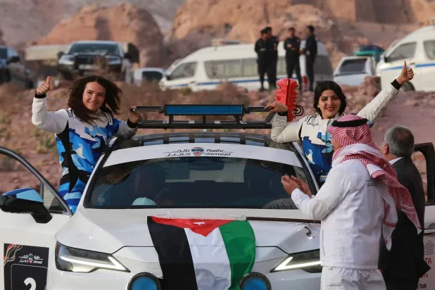 سائقة فريق لكزس للسباقات السعودية مشاعل الهويش ومرافقتها السائقة الجنوب أفريقية بيري تايي (أ.ف.ب)