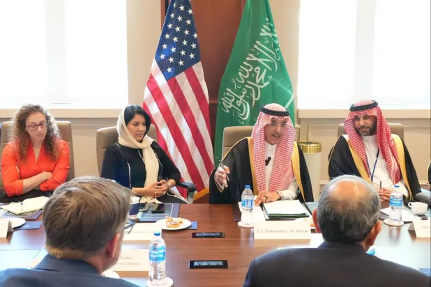 الجدعان خلال الاجتماع في غرفة التجارة الأميركية وإلى جانبه الأميرة ريما بنت بندر (منصة إكس)