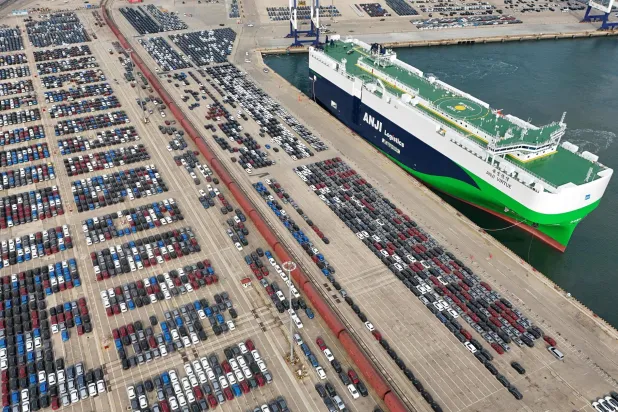 سيارات معدة للشحن في ميناء يانتاي شرق الصين (أ.ف.ب)