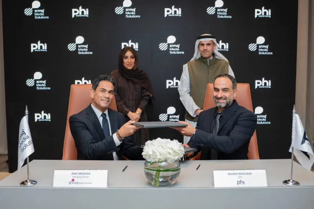 جانب من توقيع الاتفاقية بين SRMG للحلول الإعلامية (SMS) وشراكة استراتيجية مع «Phi» شركة الإعلانات الخارجية (الشرق الأوسط)