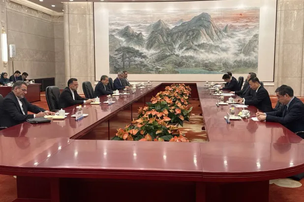 عراقجي يجري مباحثات في بكين مع دينغ شيويه شيانغ النائب الأول لرئيس الوزراء الصيني (الخارجية الإيرانية)