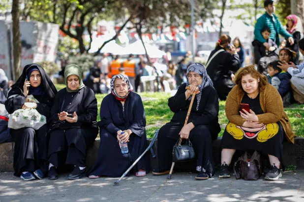 سكان إسطنبول لجأوا إلى الشوارع والحدائق في أعقاب زلزال قوي وقع الأربعاء (أ.ف.ب)