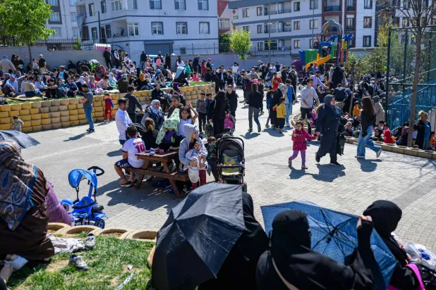 سكان ينتظرون في حديقة بإسطنبول اليوم عقب الزلزال (أ.ف.ب)