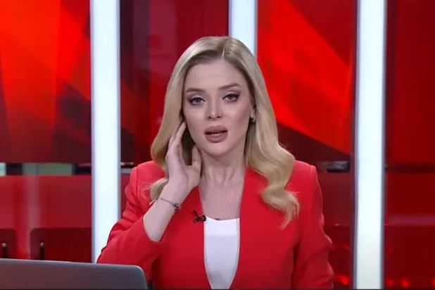 المذيعة التركية ميلتم بوزبيوغلو على الهواء خلال حدوث الزلزال في تركيا (قناة سي إن إن التركية)